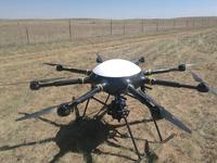 HEX-8载荷高达10千克以上，机身采用工业级一体成型碳纤维结构可插拔模块化结构，配备有大电机和大尺寸碳纤维桨叶，量身设计的碳钢复合结构脚架有效保证无人机飞行器和挂载设备的稳定性和安全性。